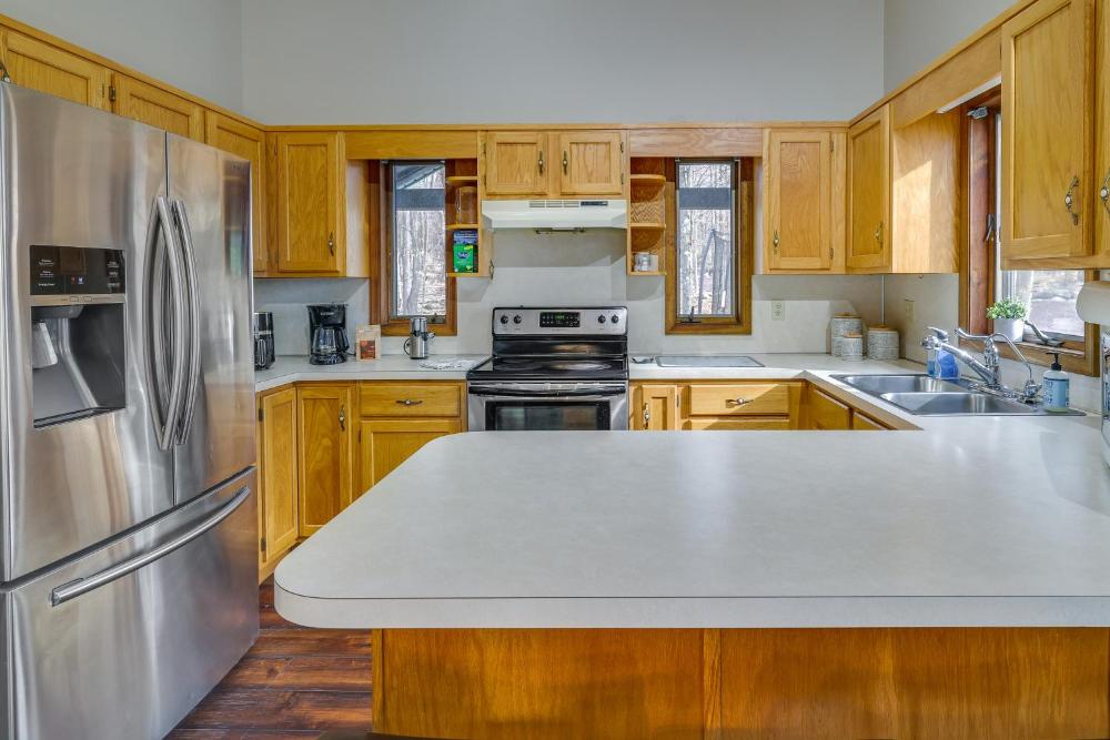 Lovely Poconos Cabin with Resort Amenities!